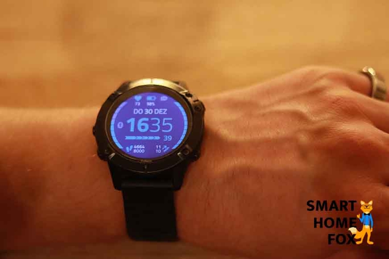 Man sieht die Garmin Fenix 6.